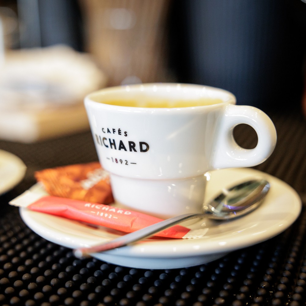 Petit déjeuner en terrasse au restaurant La Chaloupe à Anglet