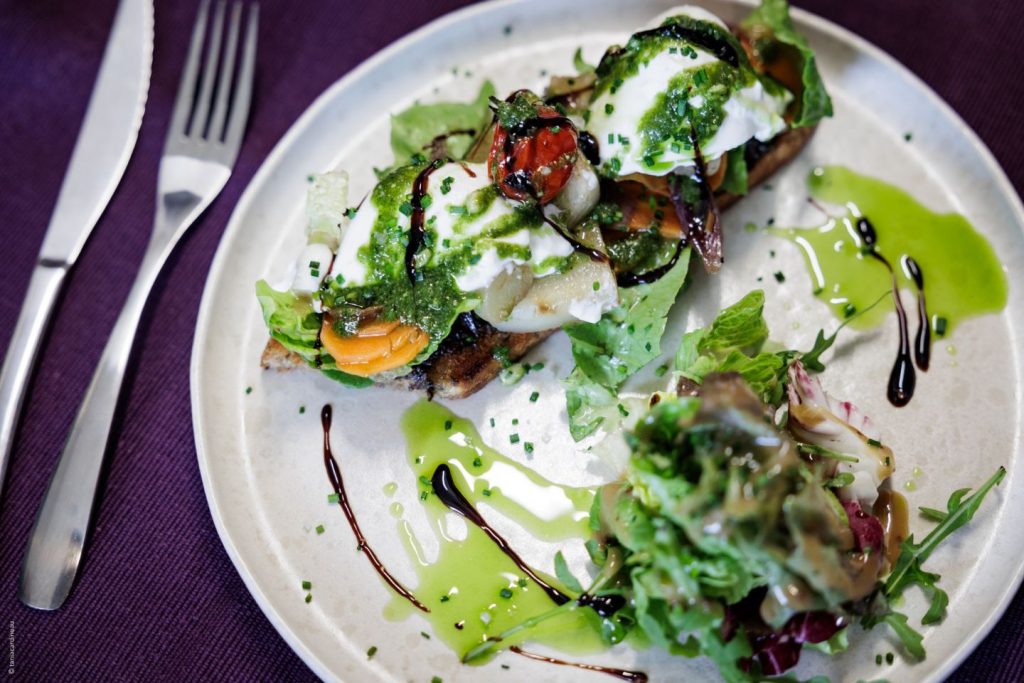 Salade gourmande au restaurant La Chaloupe face à l’océan sur la plage des Cavaliers à Anglet