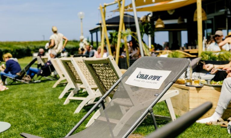 terrasse du restaurant La Chaloupe face à l’océan sur la plage des Cavaliers à Anglet